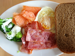 バリエーション例②　ゆでブロッコリーのマヨドレッシングがけ、スモークサーモン、ゼロベーコン、目玉両面焼き